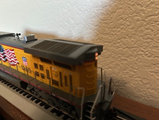 UNION PACIFIC- AC4400 ” BUILDING AMERICA FLAG ” LOCO- DC/DCC ready HO Scale NEW