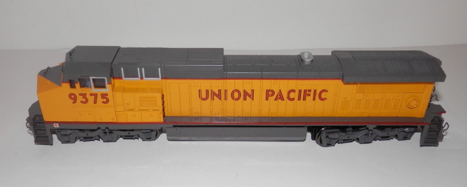 Spectrum HO POWERED Union Pacific 9375 GE Dash 8-40CW Diesel Loco #86025