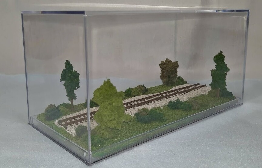 N SCALE – SINGLE TRACK 8″ – DISPLAY CASE- “SUMMER SCENE” -FOR ANY N TRAINS