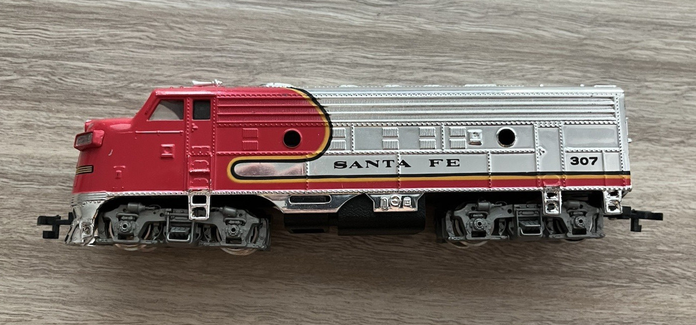 HO SCALE BACHMAN SANTA FE 307 LOCOMOTIVE TRAIN RED SILVER