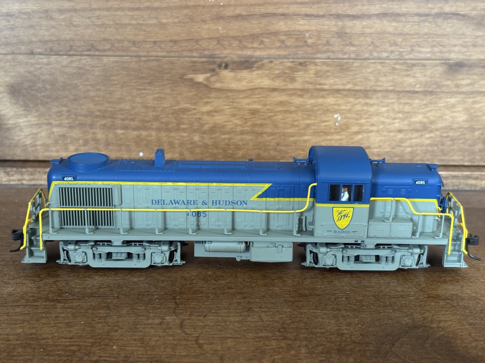 Atlas Classics HO Delaware and Hudson Alco RS3 Locomotive Road #4085 Runs Okay