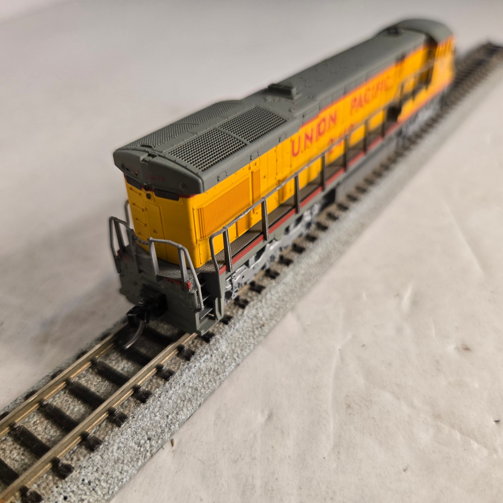 Kato 176-30C N Scale Union Pacific GE C30-7 Loco. Runs. Japan.