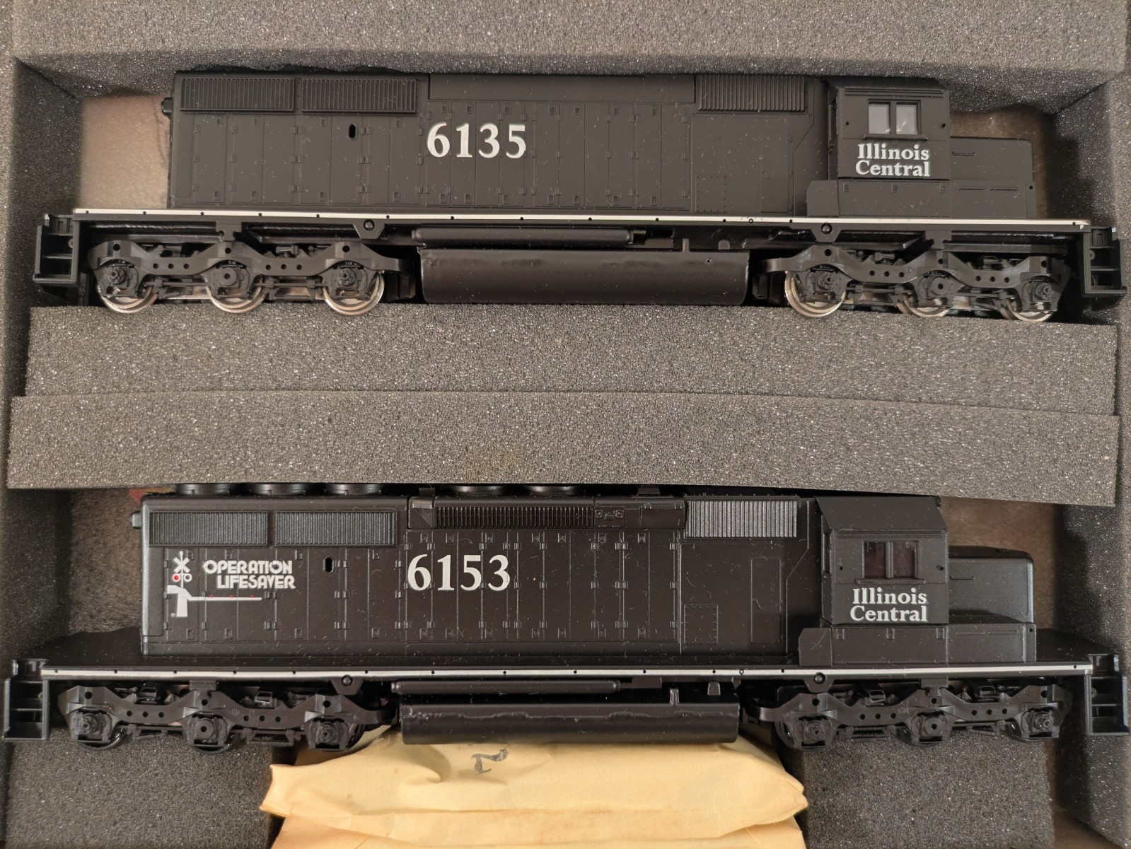 HO 2x EMD SD40-2 (Pwd+Dmy) IC Illinois Central DC NIB NOS # 2218