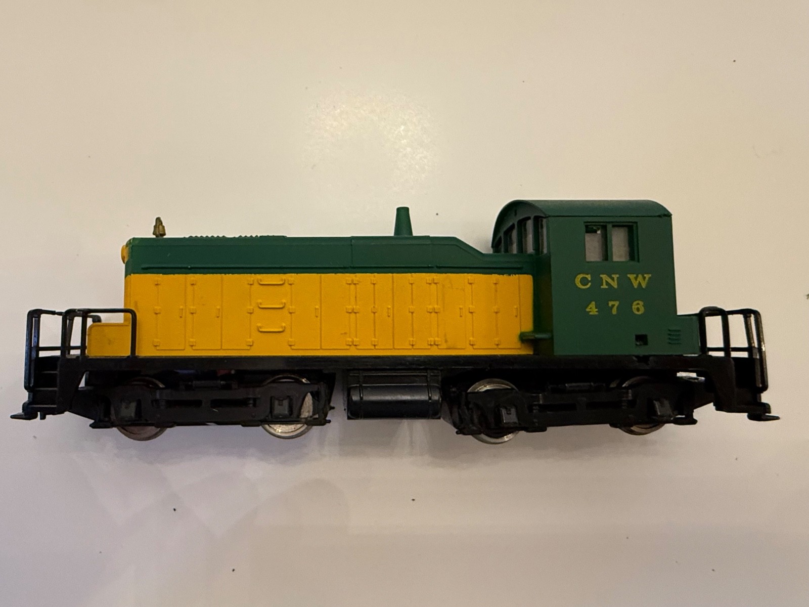 AHM Ho Scale EMD SW-1 CNW 5014B Green And Yellow Diesel Switcher