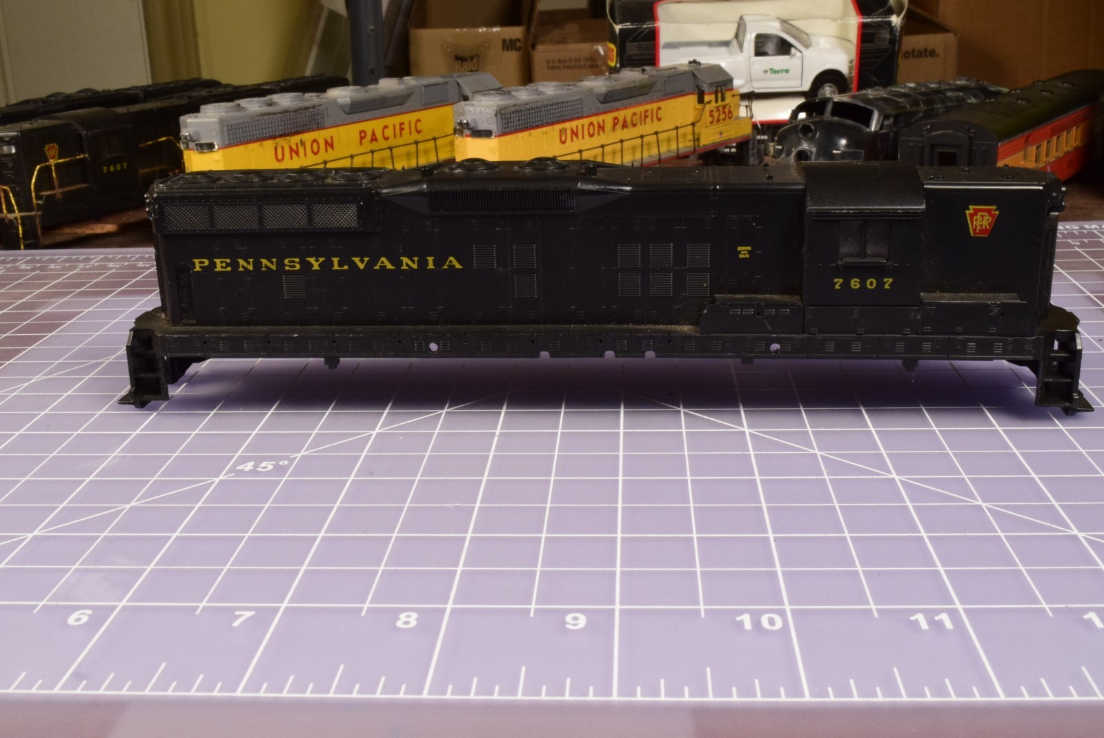 athearn HO SHELL Pennsylvania PRR 7607 SD9 2 Hole Mounts approx 3 in apart TTS