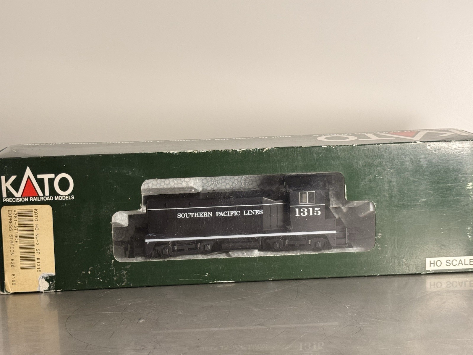 HO scale Kato EMD NW2 Phase I switcher – Southern Pacific