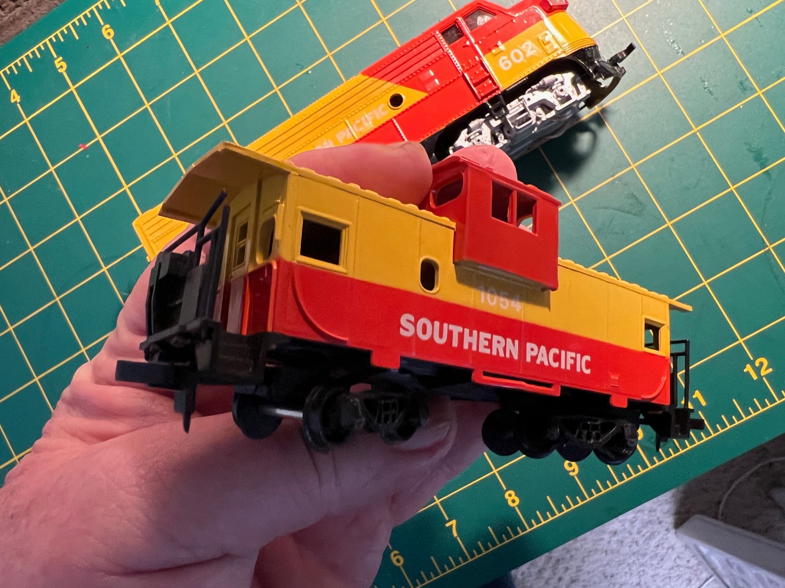 Bachmann HO F-9 diesel & Caboose Southern Pacific 602 Orange/Red Merger Scheme