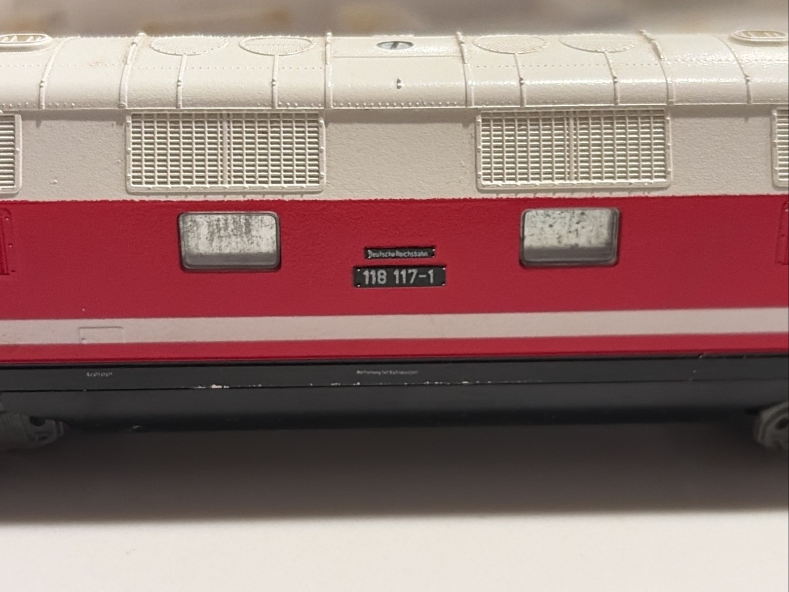 PIKO HO gauge BR 118 Diesel Locomotive in red & white livery