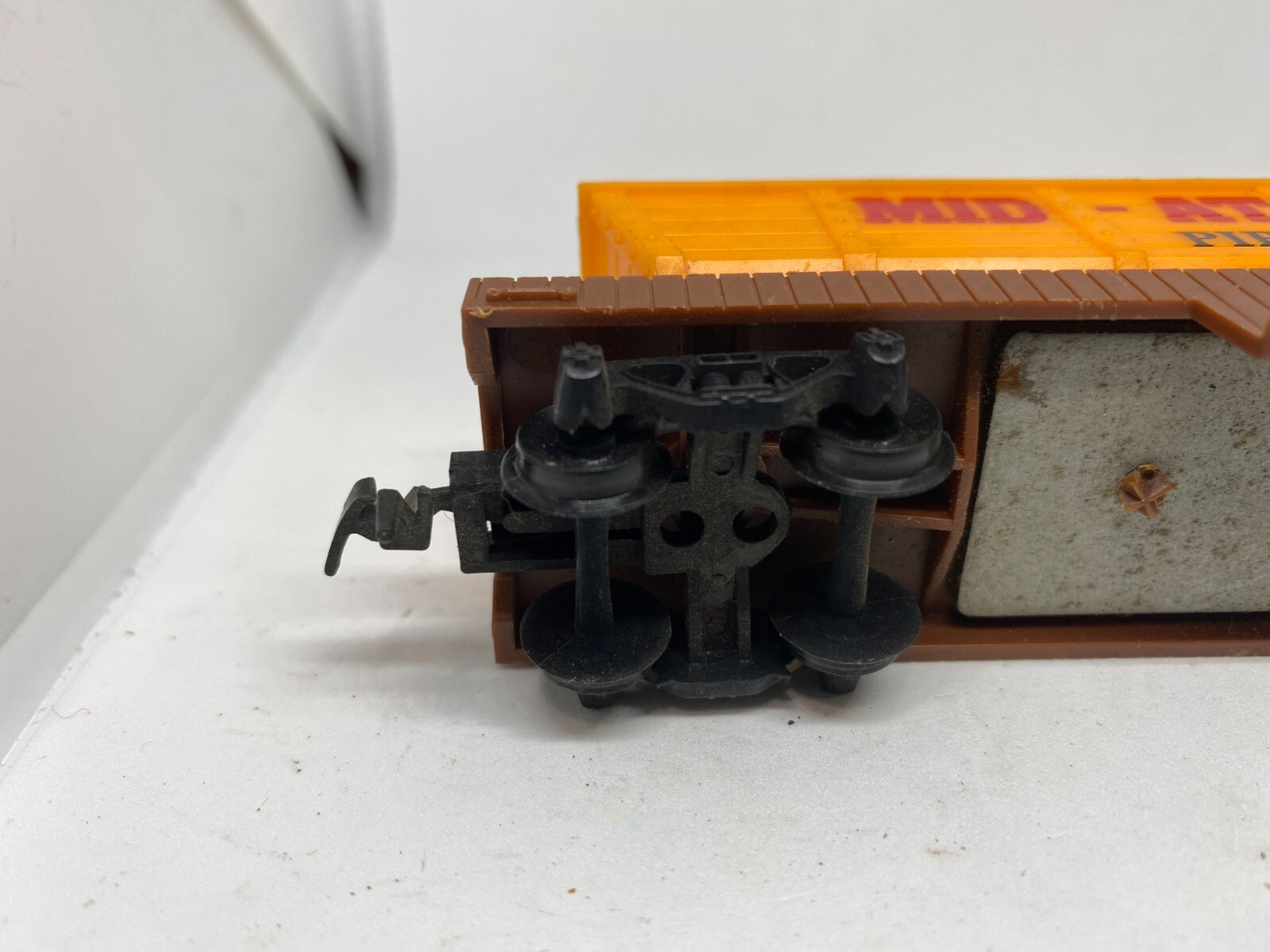 H. O. Scale Mid Atlantic container car, with dumping feature, yellow, 1:87 scale