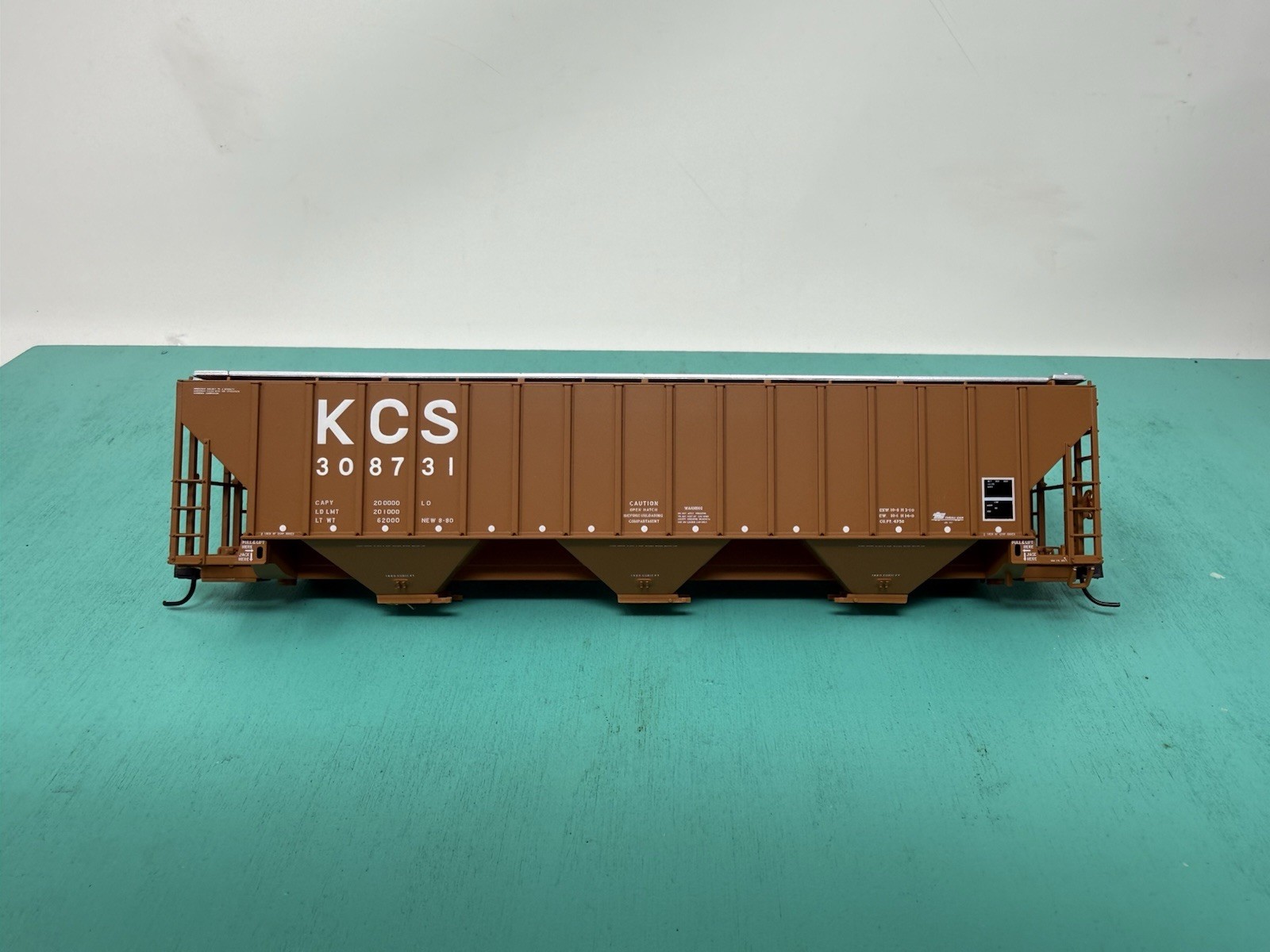 Atlas HO – 4750 Hopper – No Trucks No Package – KCS Damaged Steps