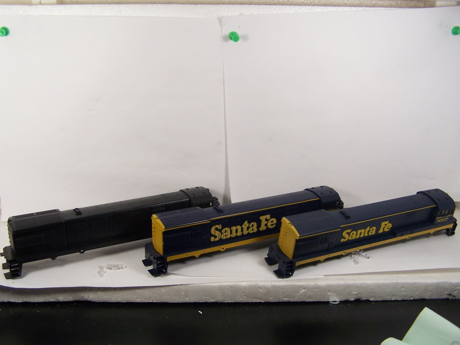 HO ATHEARN U33C SANTA FE SHELLS (2) UNDECORATED (1) WITH CAB-GLASS BLUE BOX NEW