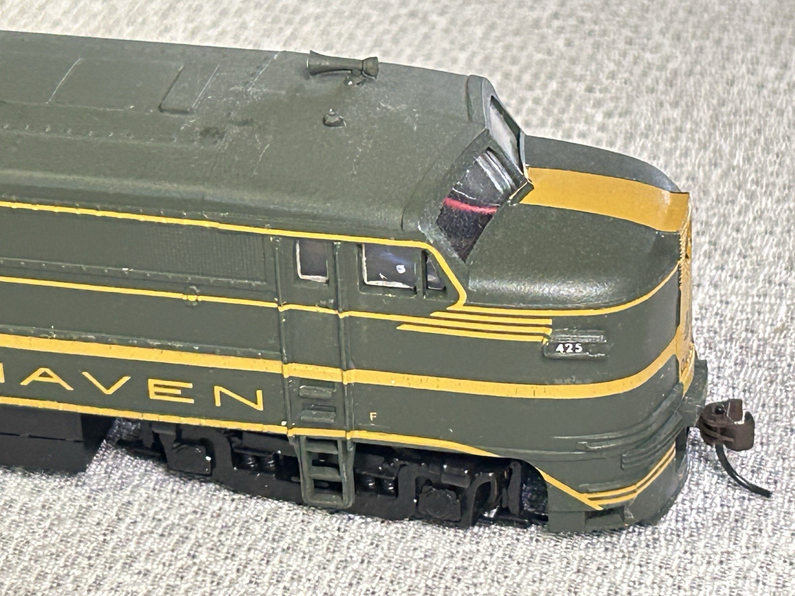 HO Scale Walthers Alco FA-1 Diesel Locomotive, New Haven Green #0425