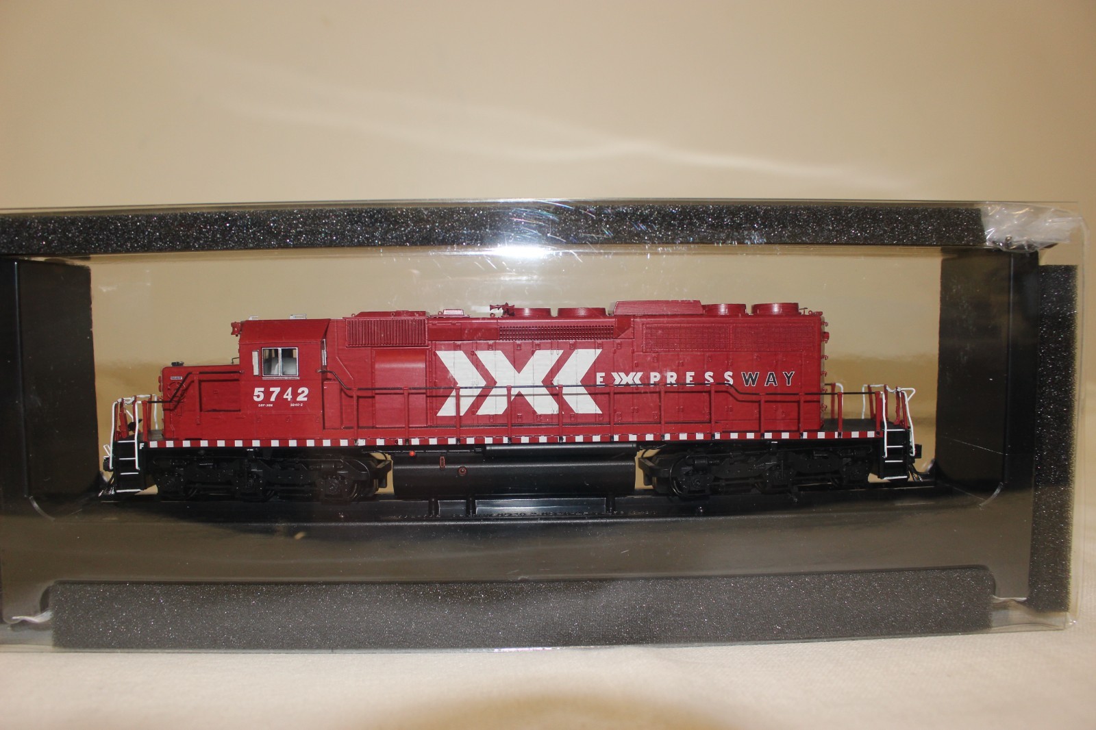 Bowser HO Scale Executive GMD SD40-2 CP Expressway #5742 DCC & LokSound 25039