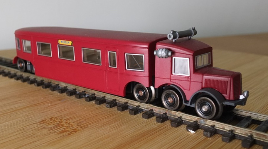 Marklin 3124 HO gauge Micheline Type 11 railcar in red livery