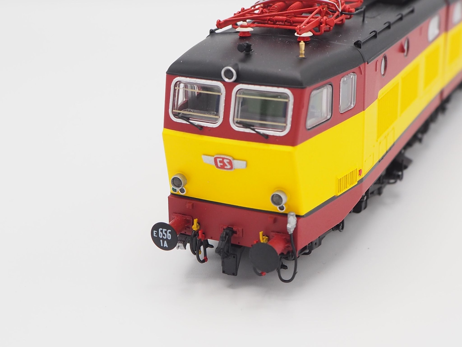 Rivarossi HR2965S HO Scale Electric Locomotive E656 In TEE Livery With Sound