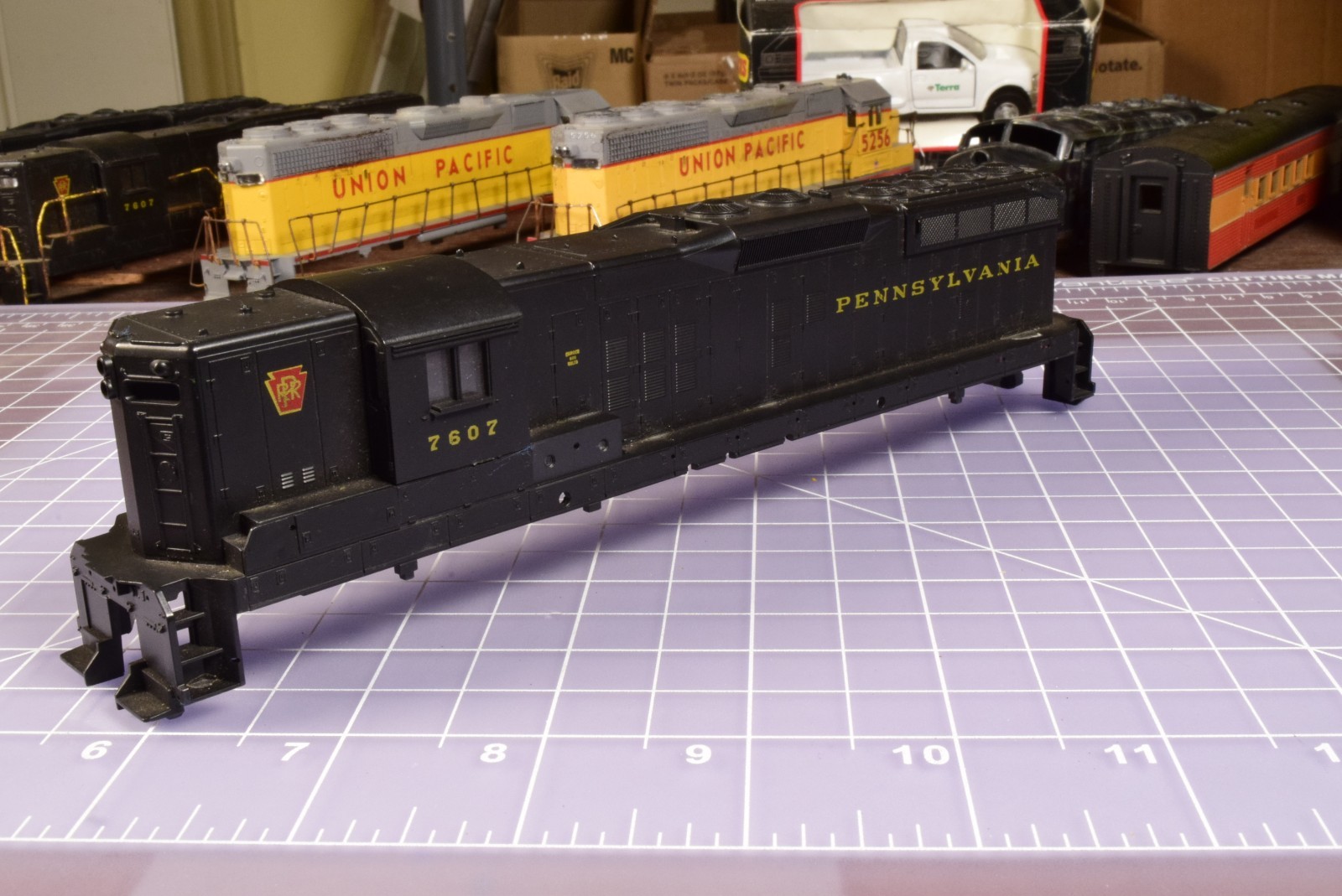 athearn HO SHELL Pennsylvania PRR 7607 SD9 2 Hole Mounts approx 3 in apart TTS