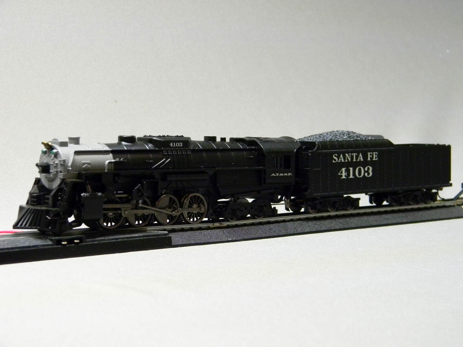 LIONEL HO SCALE SANTA FE CAJON 2-8-4 REMOTE ENGINE/TENDER bluetooth 871811040-E
