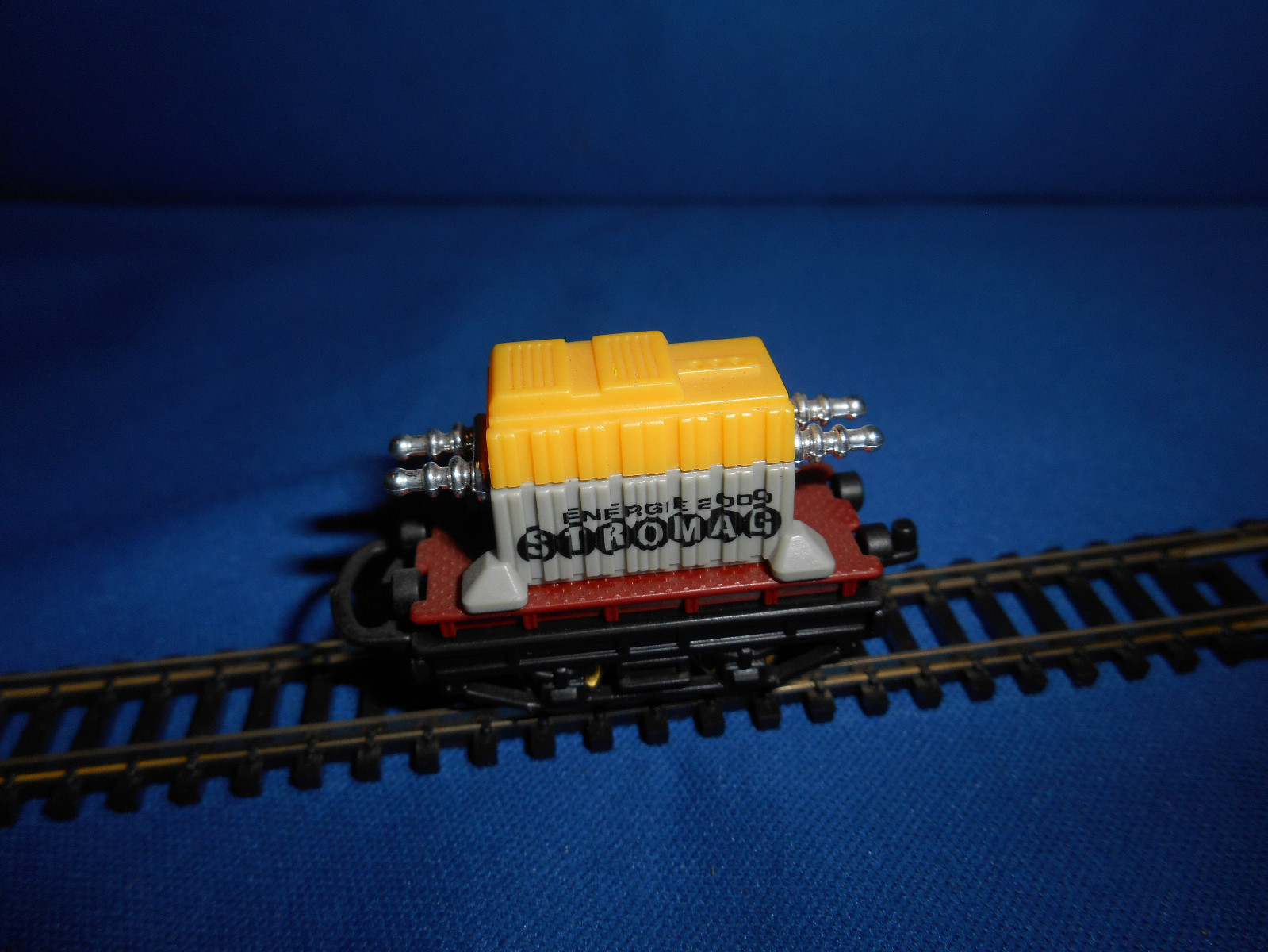 FREIGHT Rail TRAIN w/ TRANSFORMER Wagon CAR Plastic Kinder Surprise Egg N Scale