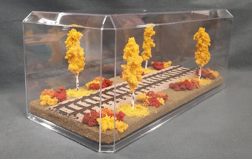 O SCALE – 16″ SINGLE TRACK -“FALL FOLIAGE” DISPLAY CASE FOR ANY O SCALE TRAINS