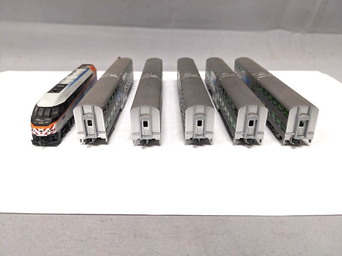 Kato #176-9105 Metra Diesel with #106-8702 5 Car Passenger Set N Scale C-8