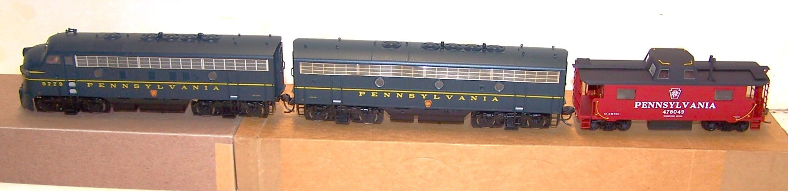 HO INTERMOUNTAIN F7a, F7b, BOWSER CABOOSE 478049, PENNSYLVANIA PRR 9779 DC