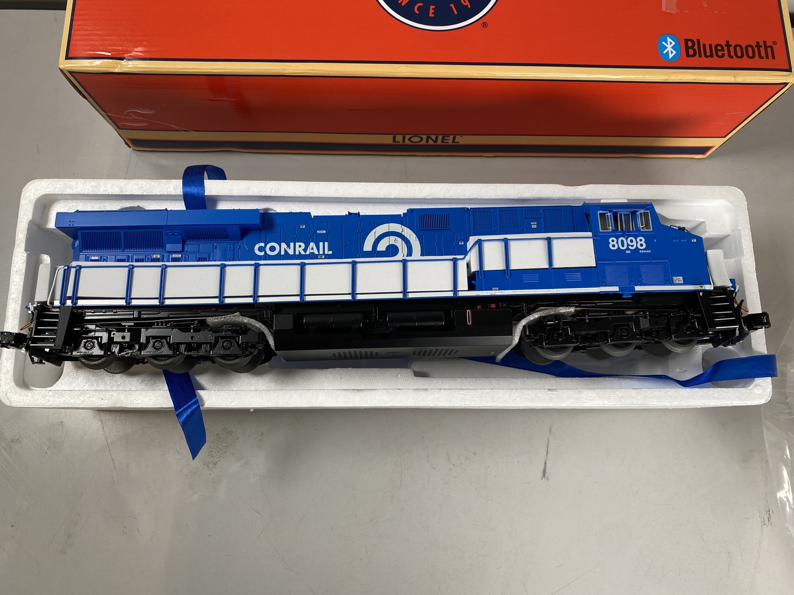 Lionel BTO NS (CONRAIL) Non-Powered ES44 #8098 Diesel Engine O-Gauge Blue *USED*