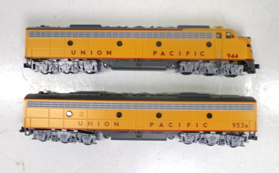 N scale Kato Union Pacific E9 A+B diesel engine set in original box (lot N 178)