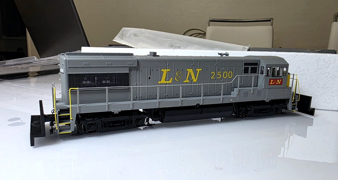 HO SCALE WALTHERS PROTO 2000,U28B,Louisville & Nashville#2500 DCC &W/ SOUND