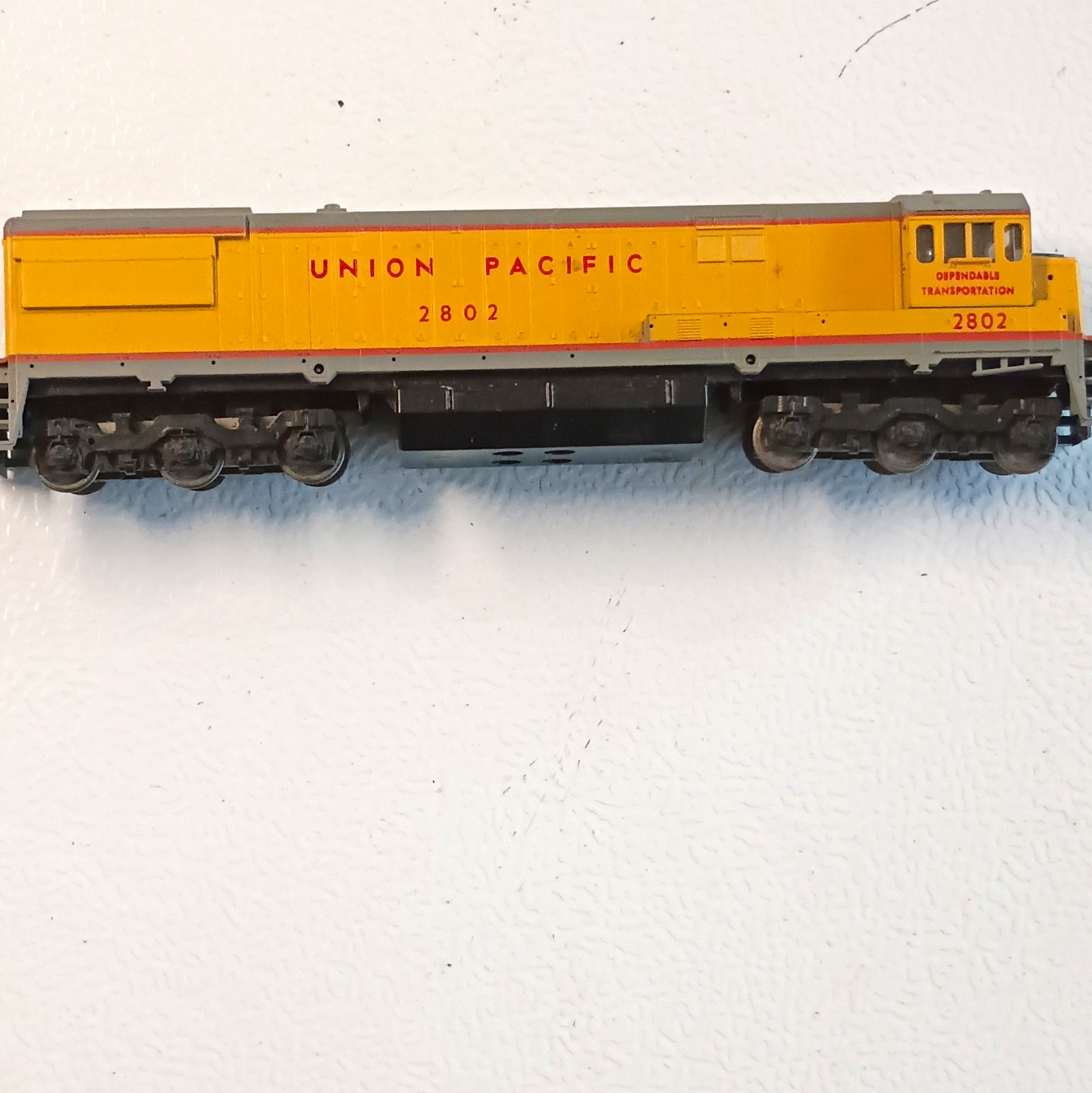 HO Union Pacific Railroad Diesel Locomotive Analog 1:87 2802 Yellow Gray