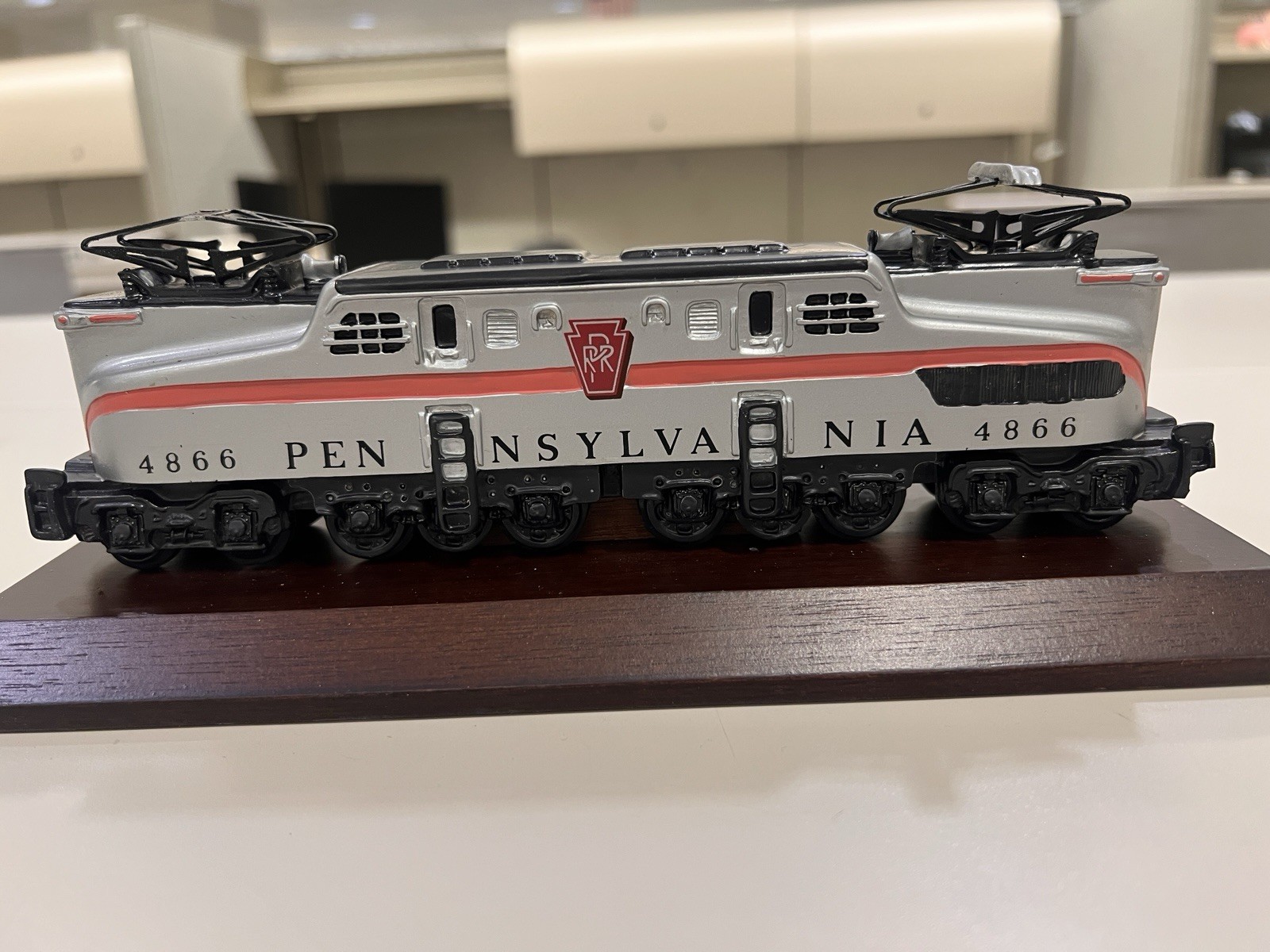 The image shows a Lionel Pennsylvania GG1 electric engine, specifically modeled