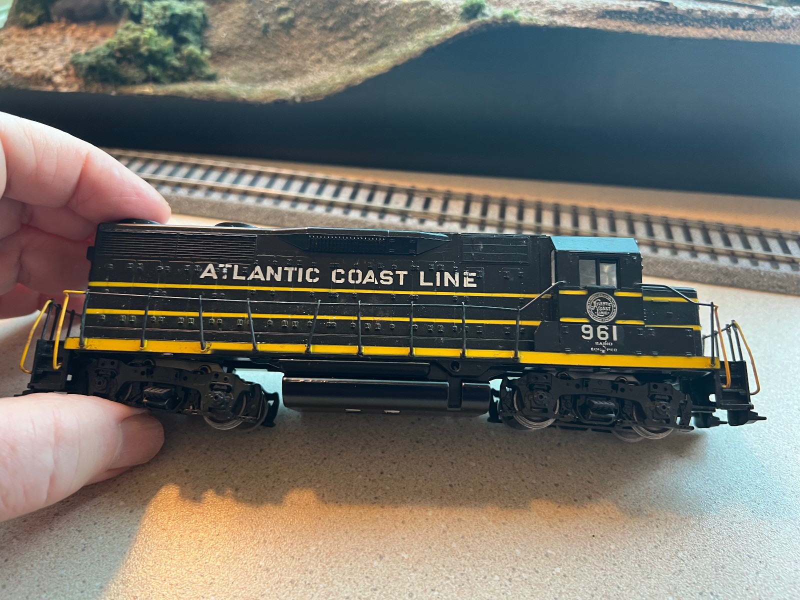 ATHEARN ~ SEABOARD GP-35 POWERED LOCOMOTIVE # 1415 HO SCALE RUns