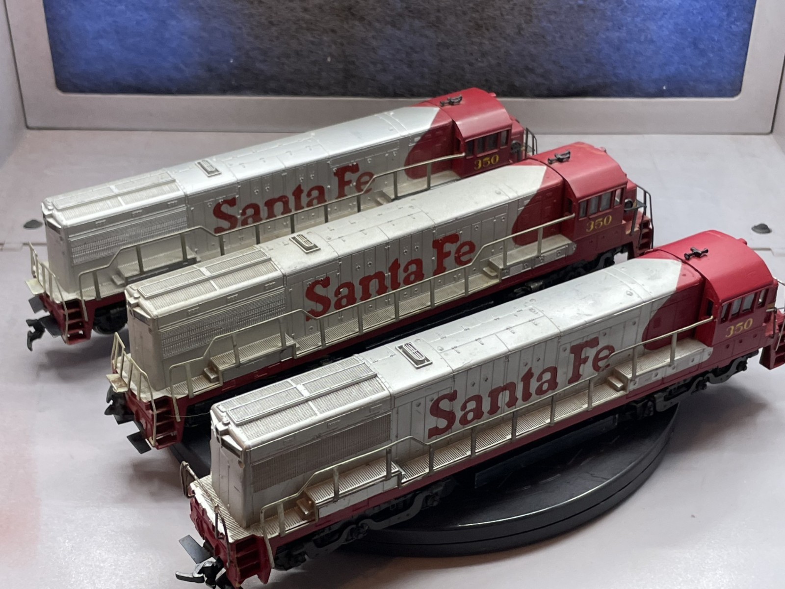 Set of 3 – HO Rivarossi Santa Fe U25C Diesel #350 – display, parts or repair