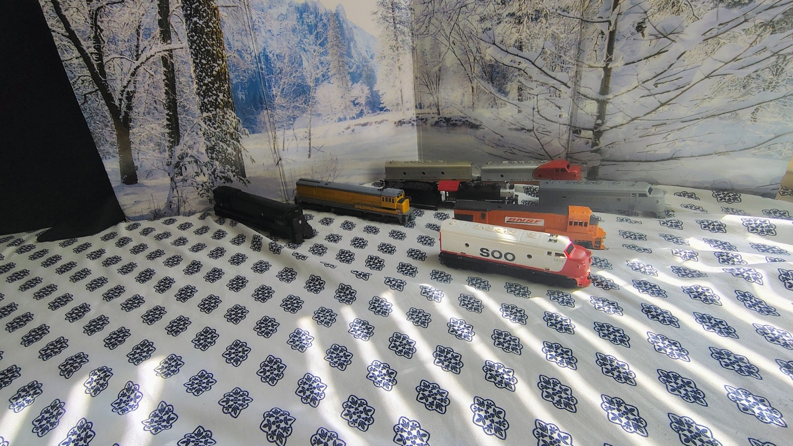 Massive lot of ho scale passenger cars, locomotives and shells READ DESCRIPTION