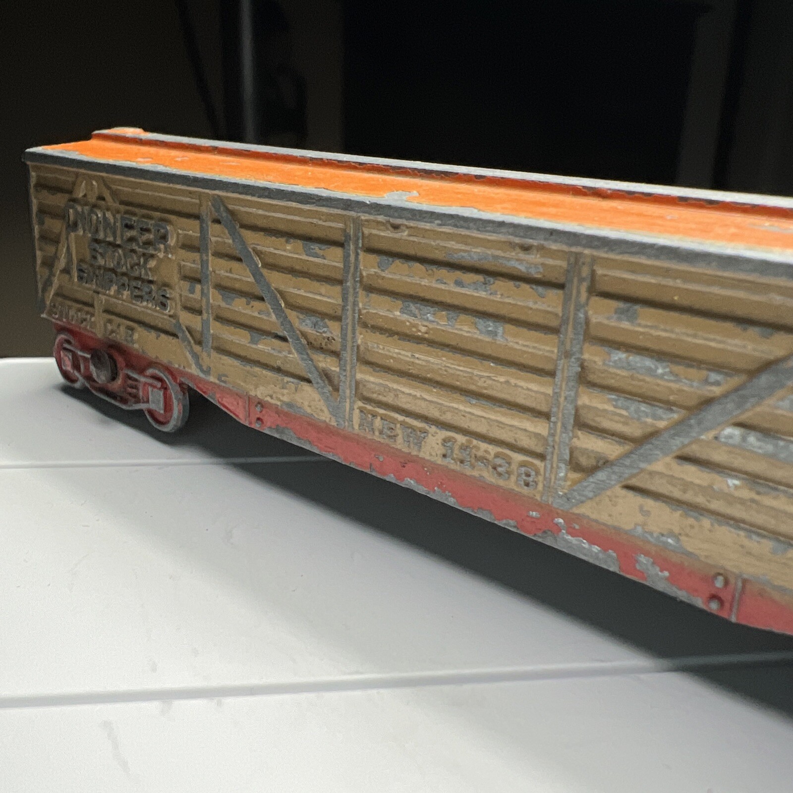 vtg 1939 TOOTSIETOY Train PIONEER STOCK SHIPPERS CAR RAILROAD 5 Inch Orange