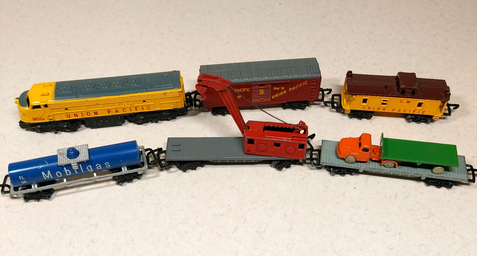 Vtg Lone Star N Scale UP Locomotive Train & Cars Houses Trucks Station England