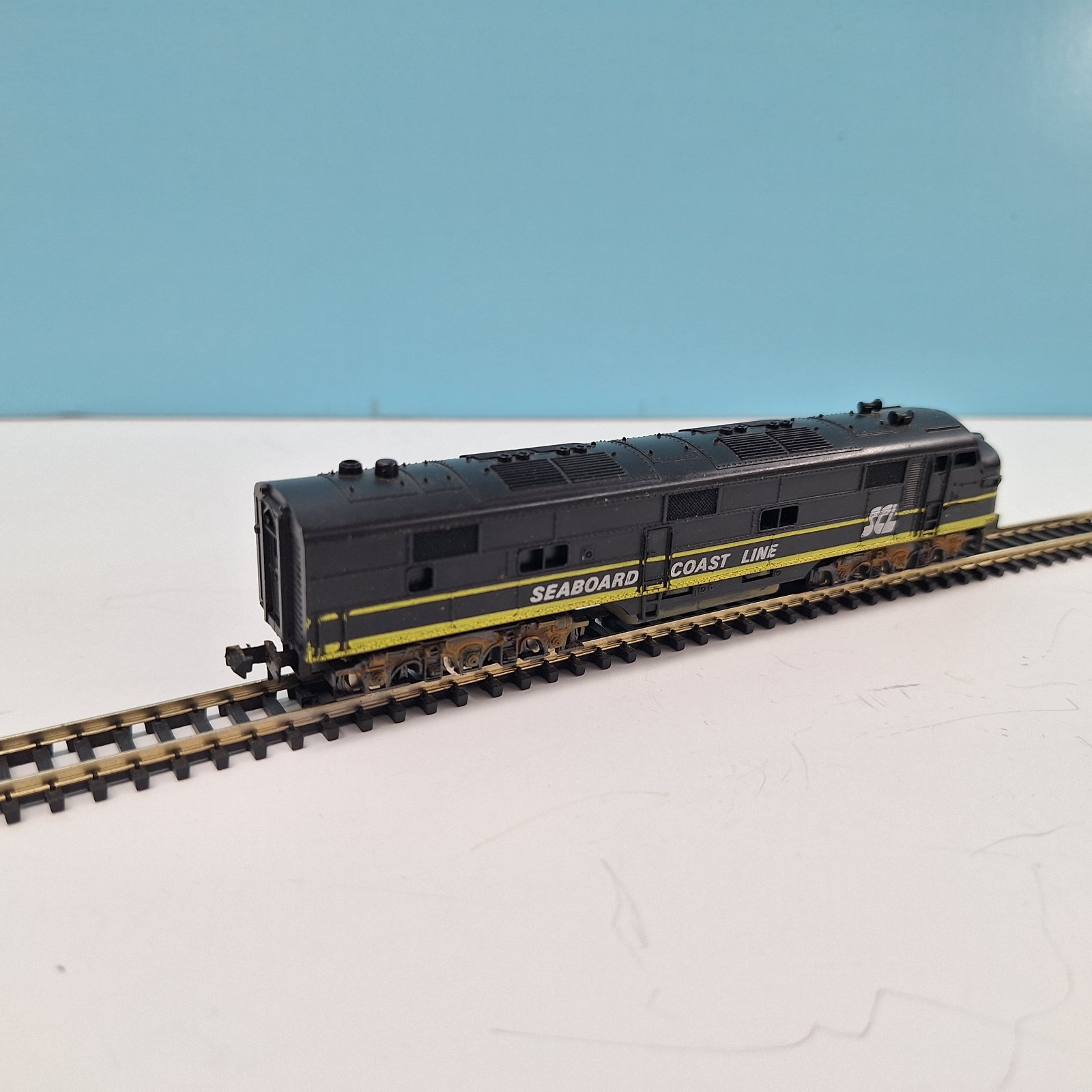 N Scale Seaboard Coastline Diesel Locomotive and 2 Gondolas