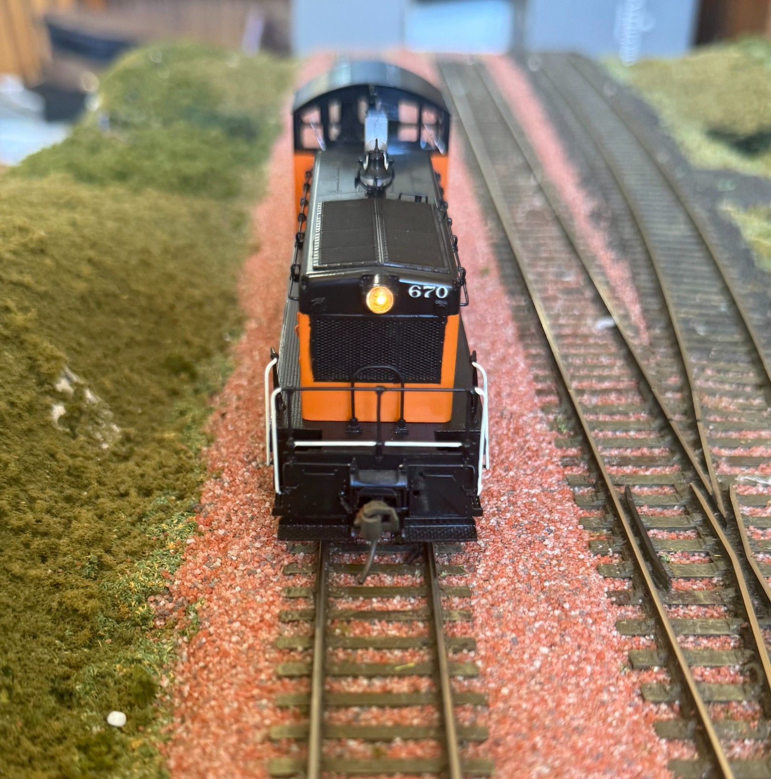 HO Overland Brass OMI-6193 Milwaukee Road NW-2. Custom Finished as #670. IOB.