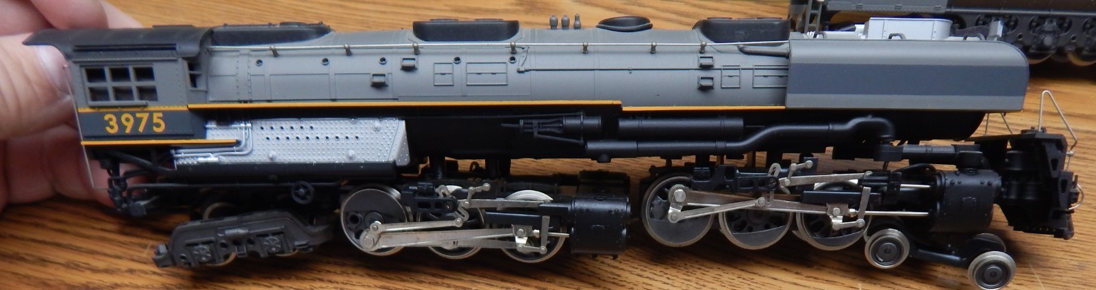 AHM 5112-3 UNION PACIFIC GREY 4-6-6-4 CHALLENGER LOCOMOTIVE USED W/BOX RUNS GOOD