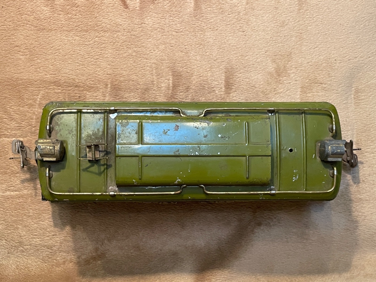 Lionel prewar Standard Gauge electric loco #8, cars 337 and 338. Needs help.