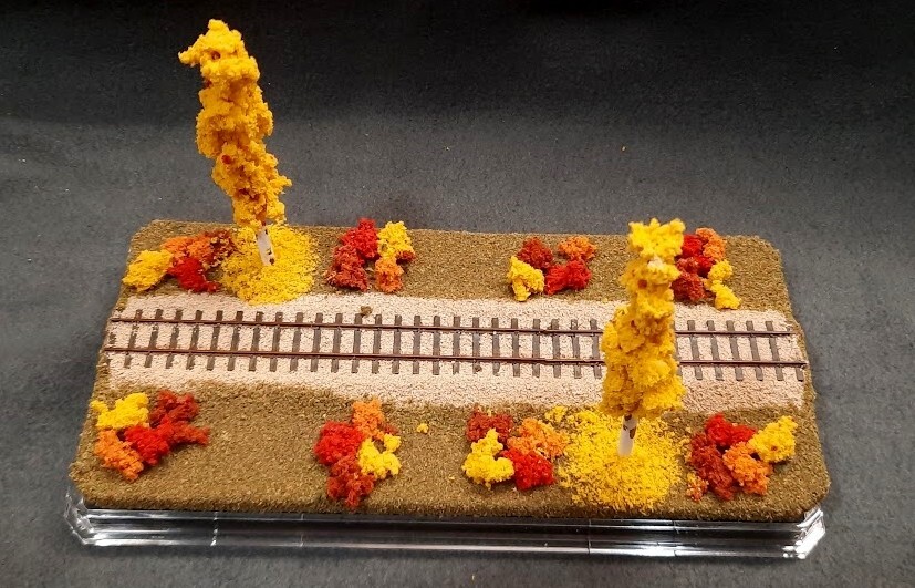 HOn3 SCALE 9″ SINGLE TRACK DISPLAY CASE – FALL FOILAGE SCENE- FOR ANY HOn3