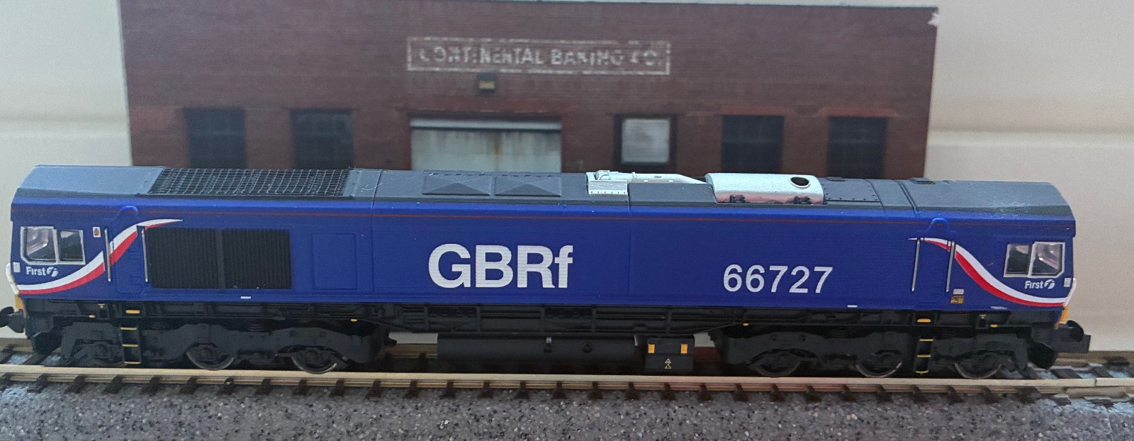 Dapol N Scale ND074b. Class 66 GBRf (First Group) diesel engine 66727 with DCC