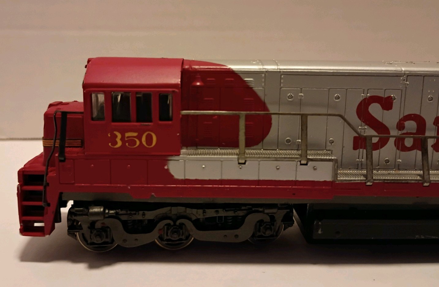 Bachmann GE U36B Diesel Locomotive. Santa Fe #350. Nice Shell!