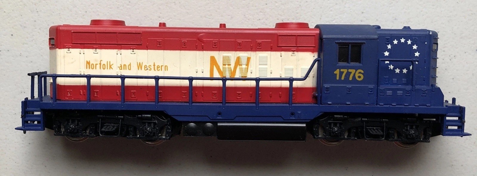 AHM 1776 Norfolk And Western HO Train Locomotive Engine Patriotic America Diesel