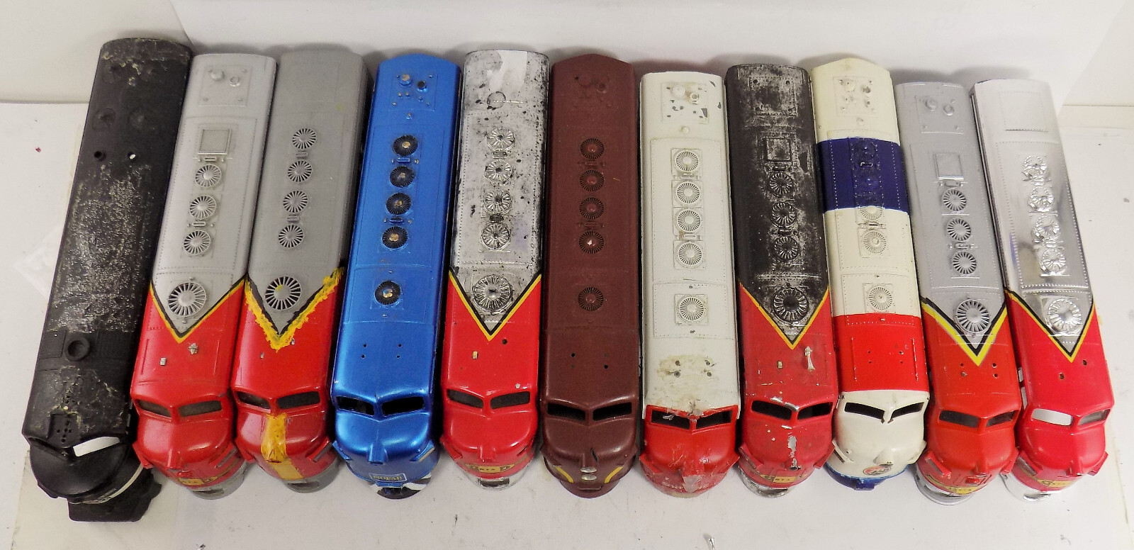 HO / UNBRANDED / (11) DIESEL LOCOMOTIVE / SHELLS / SANTA FE / SOO / 1776 / PARTS