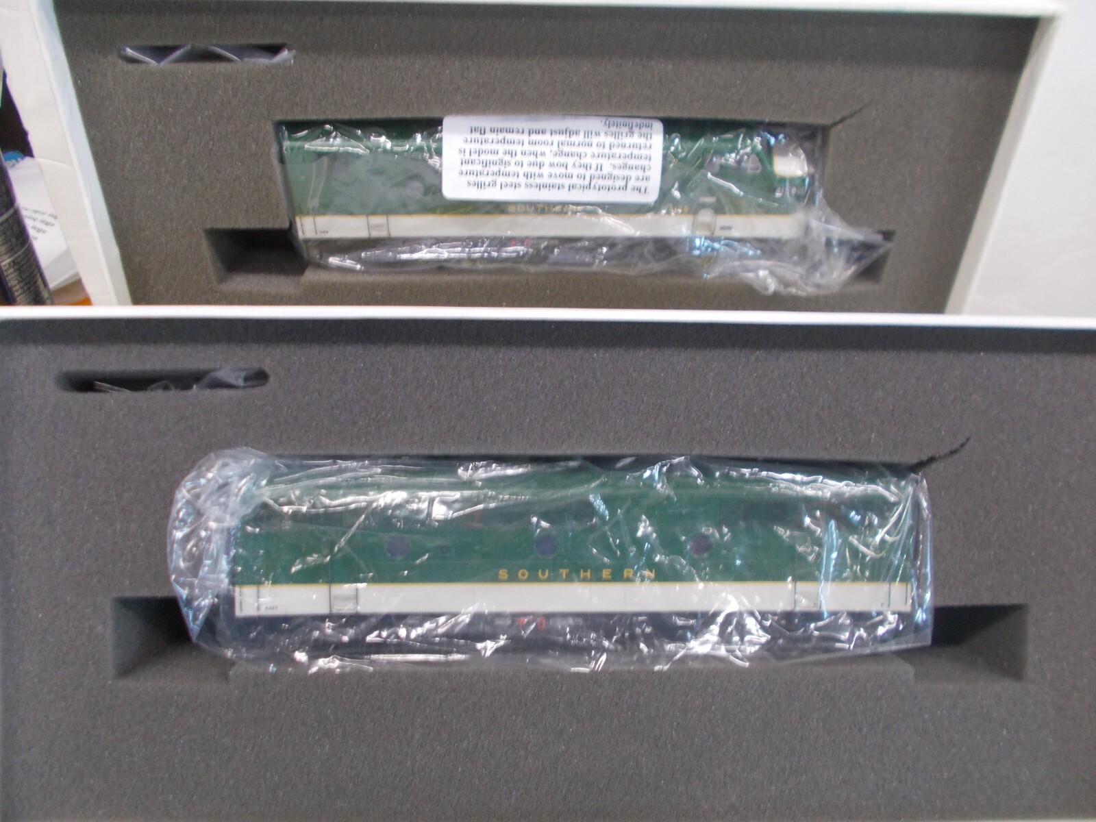 GENESIS # G2505A ~ SOUTHERN F-7A & F-3B POWERED LOCOMOTIVE # 4158-4327 ~HO SCALE