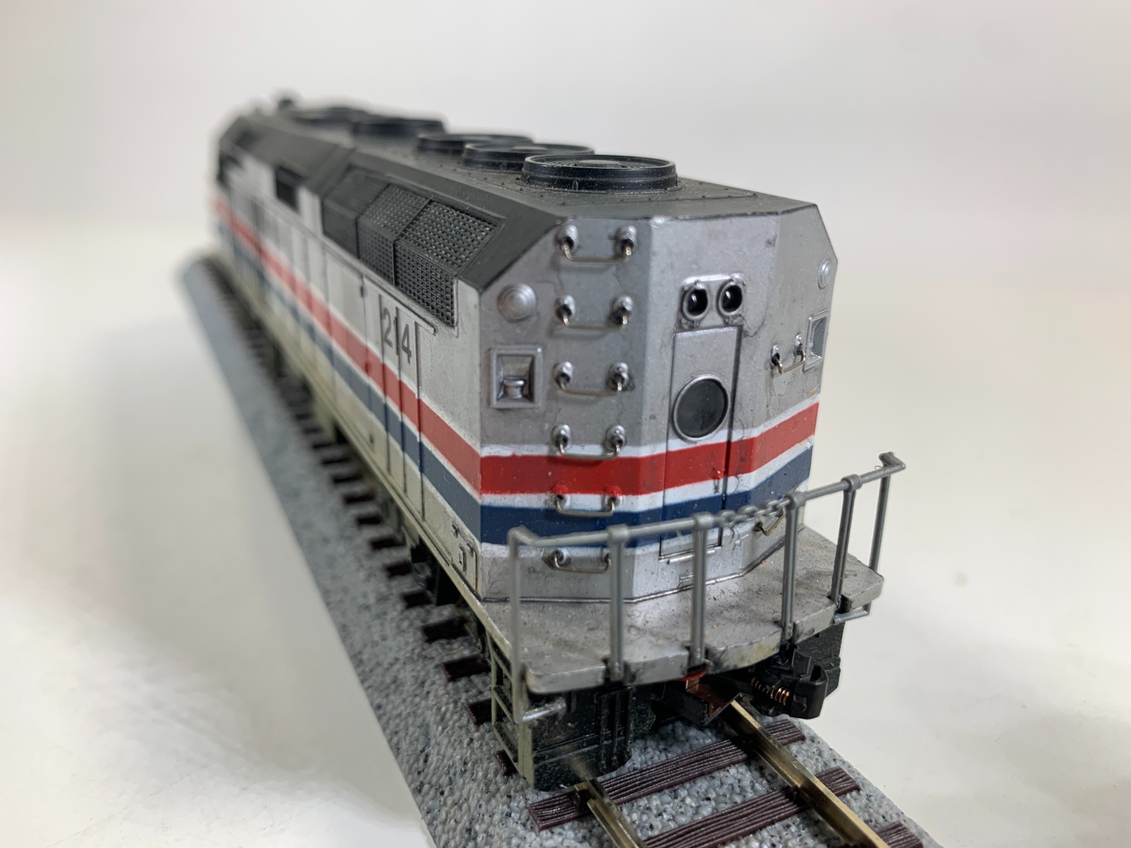 Bachmann Spectrum HO 87016 EMD F40 PH Amtrak Phase 3 Dummy #214 (Weathered)