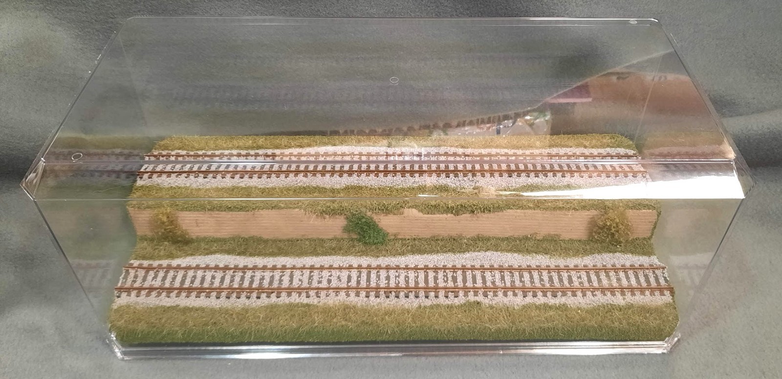 HO SCALE 16″ 2-LEVEL/2 TRACK “TALL GRASS-SUMMER SCENE” -DISPLAY CASE- FOR ALL HO