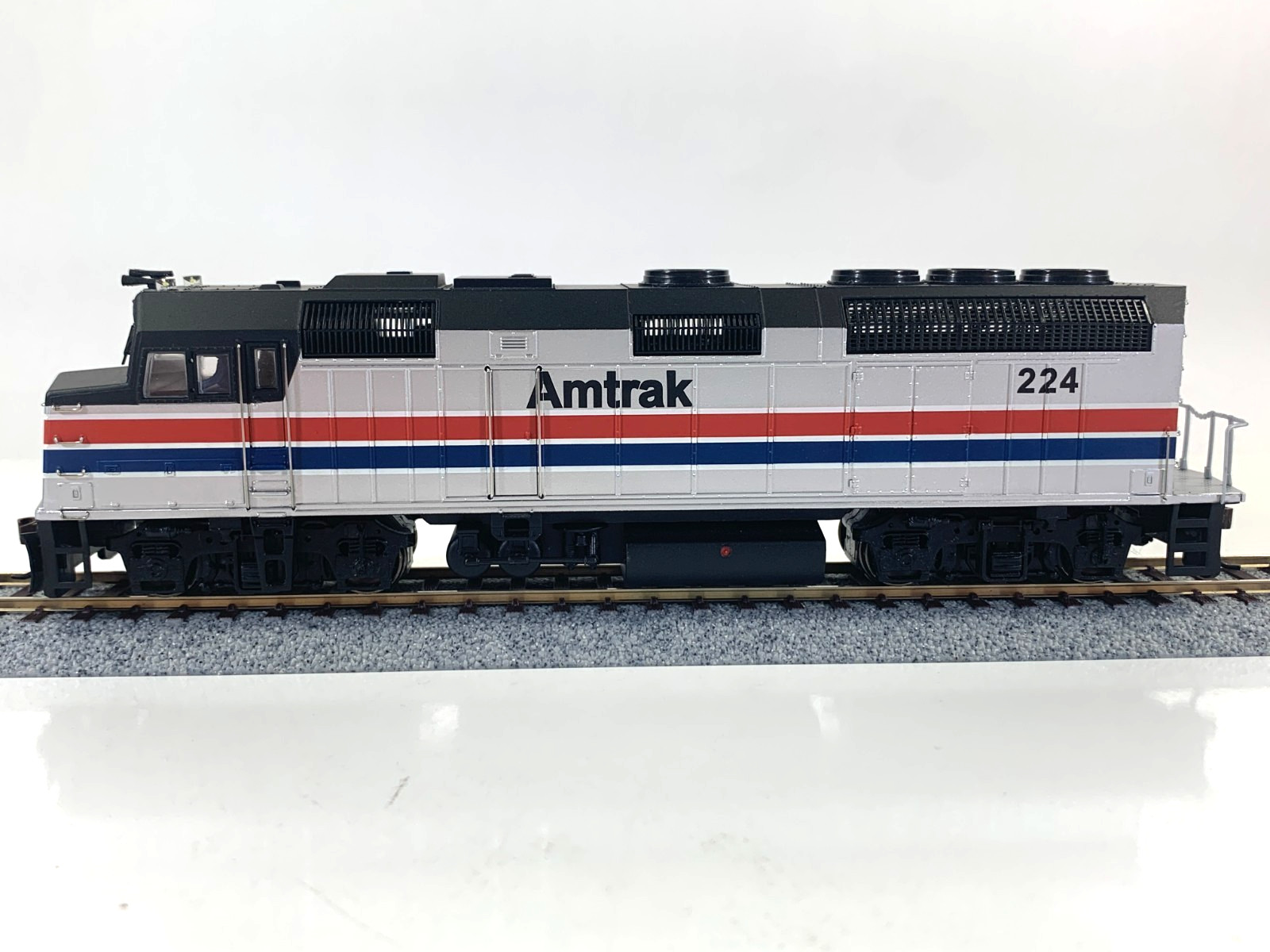 Bachmann Spectrum HO 87004 F40 PH Amtrak Phase 2 Diesel #224, DC only