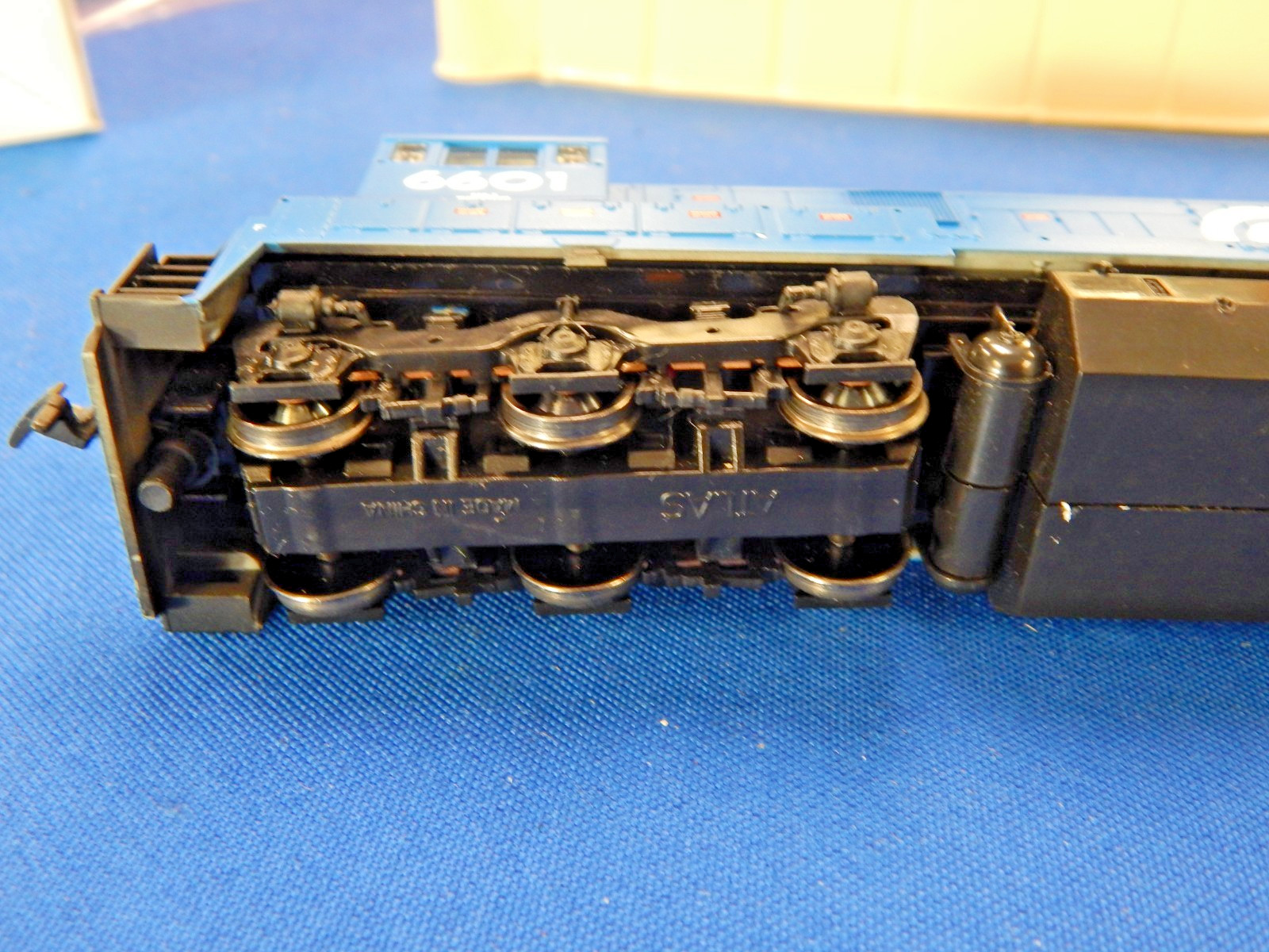 HO Atlas C30-7 No. 8609 Conrail #6601 Locomotive Engine & Model Power Box Car