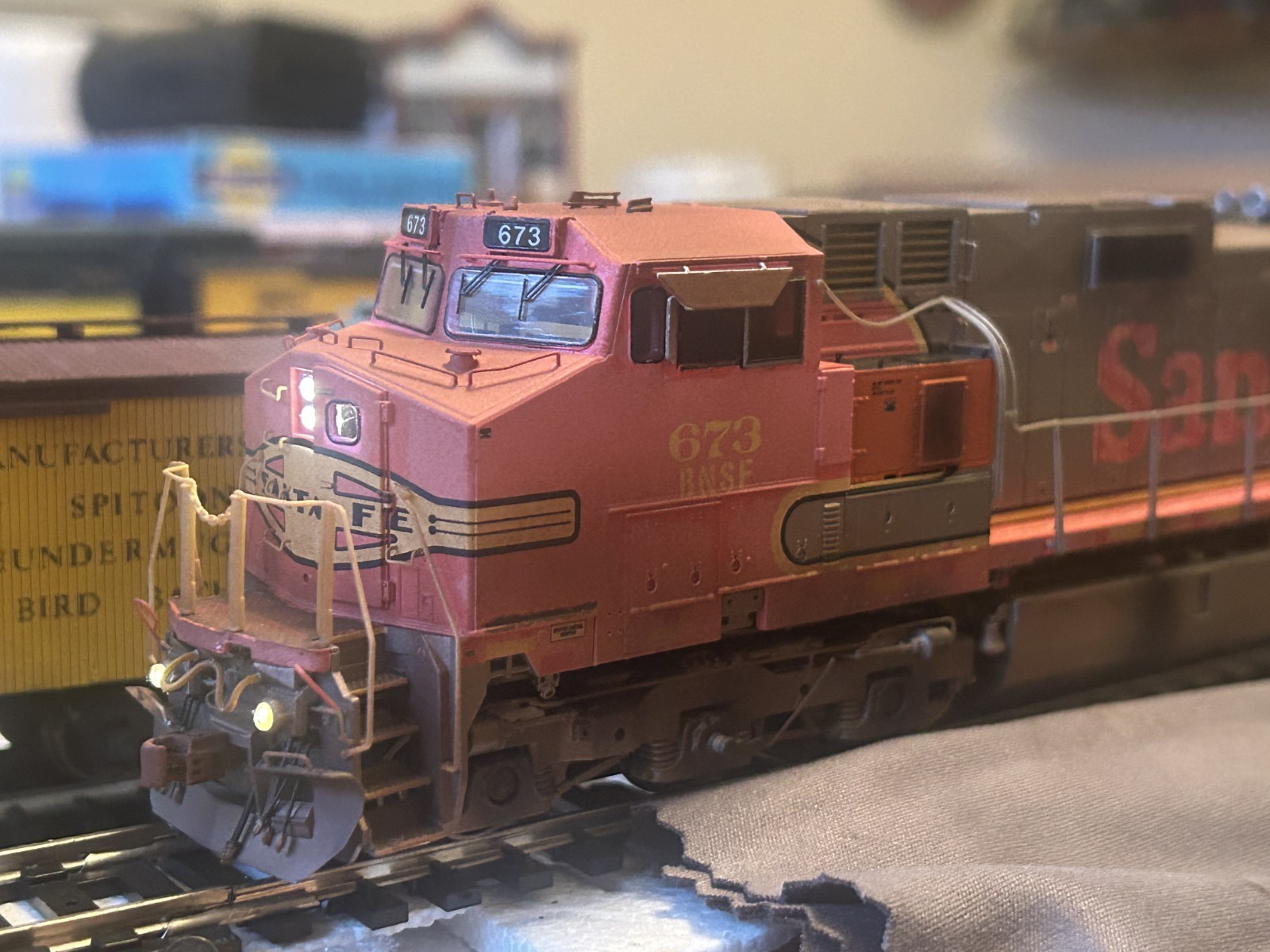 ScaleTrains HO Rivet Counter GE C44-9W BNSF #673 Ex-ATSF Warbonnet DCC Sound